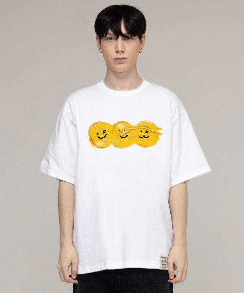 GRAVER（グレーバー）の「[ユニセックス]ペインティング3スマイル半袖Tシャツ_ホワイト（Tシャツ/カットソー・レディース・ホワイト・X-LARGE/SMALL/MEDIUM/LARGE）」の3枚目の写真