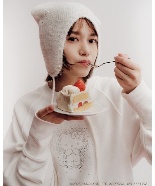 FURFUR（ファーファー）の「【WEB・一部店舗限定カラー】HELLO KITTYクリスタルスウェット（スウェット・レディース・ブラック/ライトピンク/サックスブルー/ホワイト・F）」の5枚目の写真