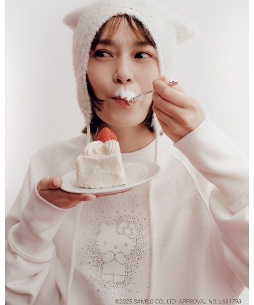 FURFUR（ファーファー）の「【WEB・一部店舗限定カラー】HELLO KITTYクリスタルスウェット（スウェット・レディース・ブラック/ライトピンク/サックスブルー/ホワイト・F）」の9枚目の写真