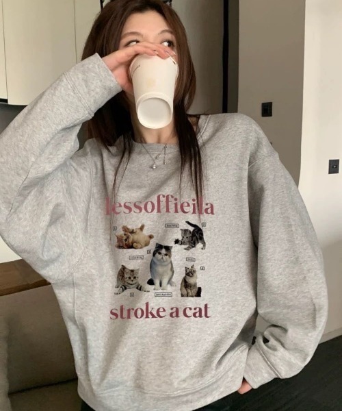 LAC-VERT（ラック・ヴェール）の「【選べる2種類】キャットプリントスウェットプルオーバー（スウェット・レディース・オートミール/ネイビー/ピンク/グレー系その他/その他/グレー・FREE）」の2枚目の写真