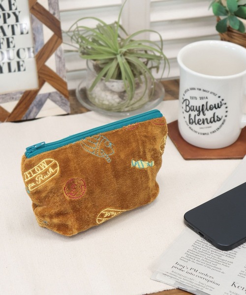 BAYFLOW（ベイフロー）の「BFベロア刺繍ポーチ（ポーチ・レディース・グレー/ピンク/ブラウン・0）」の3枚目の写真