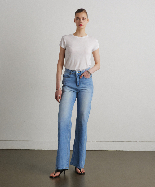 AHRE(アフレ)の「ESSENTIAL BOOTCUT DENIM PANTS_Light blue(デニムパンツ・レディース・その他・SMALL/MEDIUM/LARGE)」の1枚目の写真