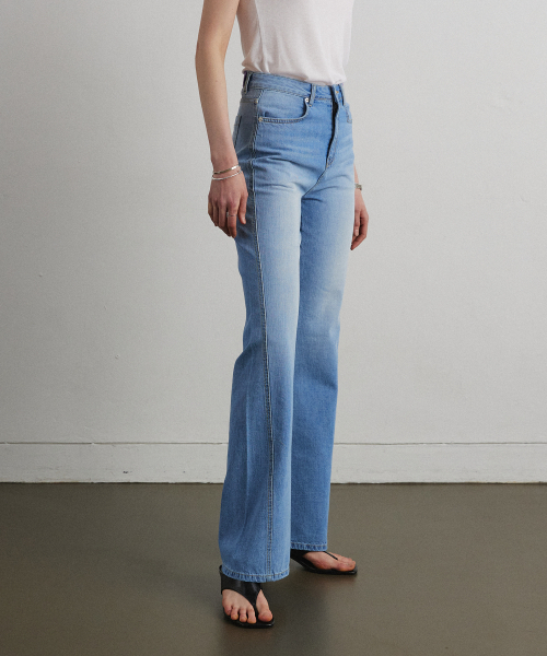 AHRE(アフレ)の「ESSENTIAL BOOTCUT DENIM PANTS_Light blue(デニムパンツ・レディース・その他・SMALL/MEDIUM/LARGE)」の2枚目の写真