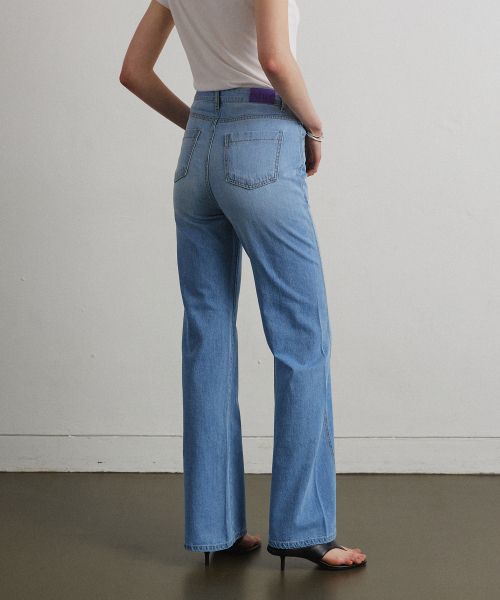 AHRE(アフレ)の「ESSENTIAL BOOTCUT DENIM PANTS_Light blue(デニムパンツ・レディース・その他・SMALL/MEDIUM/LARGE)」の3枚目の写真