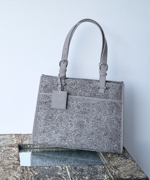 HARE（ハレ）の「FlowerエンボスBIGバッグ(HARE)（トートバッグ・レディース・グレー/ブラック・FREE）」の2枚目の写真