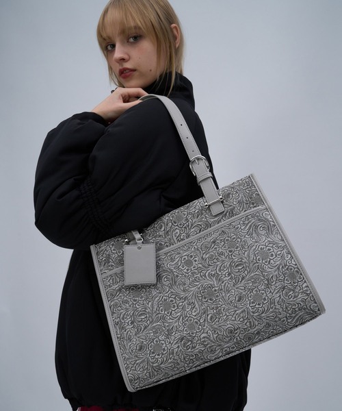 HARE（ハレ）の「FlowerエンボスBIGバッグ(HARE)（トートバッグ・レディース・グレー/ブラック・FREE）」の10枚目の写真