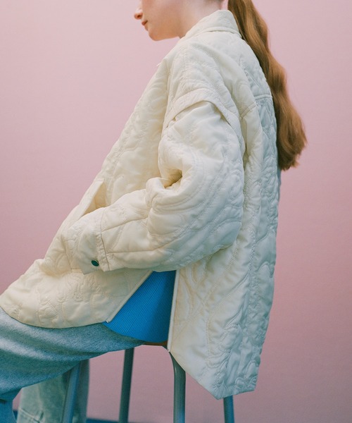 ADAM ET ROPE'(アダムエロペ)の「2WAYキルティングシャツジャケット(ブルゾン・レディース・オフホワイト/ブラック・FREE)」の1枚目の写真