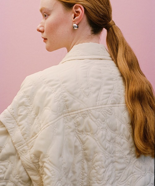 ADAM ET ROPE'(アダムエロペ)の「2WAYキルティングシャツジャケット(ブルゾン・レディース・オフホワイト/ブラック・FREE)」の4枚目の写真