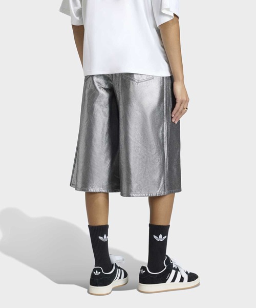 adidas（アディダス）の「FIREBIRD JORTS DENIM / アディダスオリジナルス adidas Originals（デニムパンツ・レディース・シルバー・X-LARGE/XX-LARGE/X-SMALL/SMALL/MEDIUM/LARGE）」の2枚目の写真