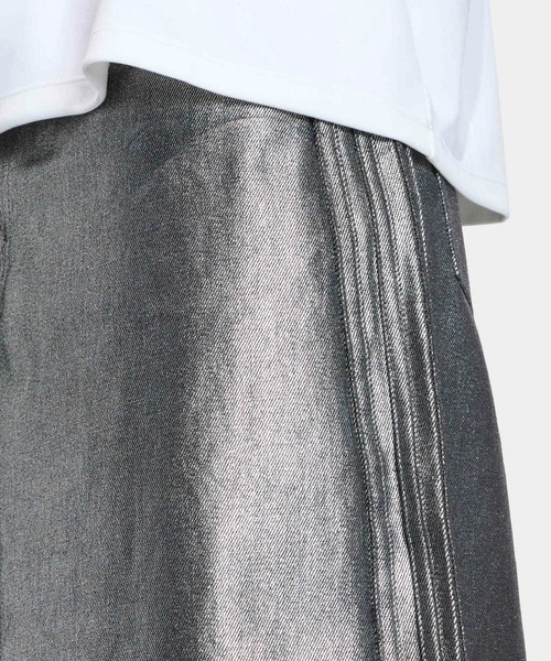 adidas（アディダス）の「FIREBIRD JORTS DENIM / アディダスオリジナルス adidas Originals（デニムパンツ・レディース・シルバー・X-LARGE/XX-LARGE/X-SMALL/SMALL/MEDIUM/LARGE）」の3枚目の写真