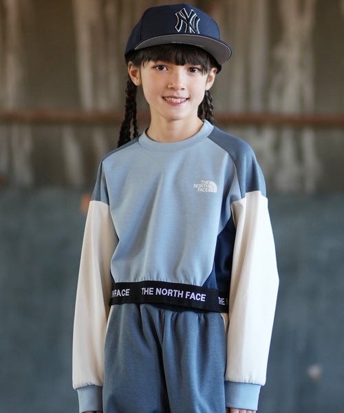 THE NORTH FACE(ザノースフェイス)の「THE NORTH FACE ザ・ノース・フェイス ショート スウェットクルー NTJ12602(スウェット・キッズ・グレー×サックスブルー/オフホワイト・130cm/140cm/150cm/160cm)」の1枚目の写真