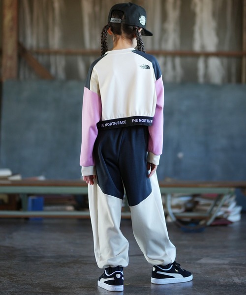 THE NORTH FACE(ザノースフェイス)の「THE NORTH FACE ザ・ノース・フェイス ショート スウェットクルー NTJ12602(スウェット・キッズ・グレー×サックスブルー/オフホワイト・130cm/140cm/150cm/160cm)」の6枚目の写真
