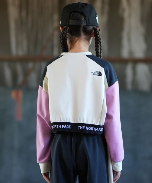 THE NORTH FACE(ザノースフェイス)の「THE NORTH FACE ザ・ノース・フェイス ショート スウェットクルー NTJ12602(スウェット・キッズ・グレー×サックスブルー/オフホワイト・130cm/140cm/150cm/160cm)」の4枚目の写真