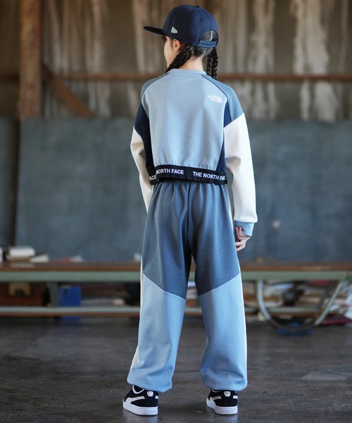 THE NORTH FACE(ザノースフェイス)の「THE NORTH FACE ザ・ノース・フェイス ショート スウェットクルー NTJ12602(スウェット・キッズ・グレー×サックスブルー/オフホワイト・130cm/140cm/150cm/160cm)」の11枚目の写真