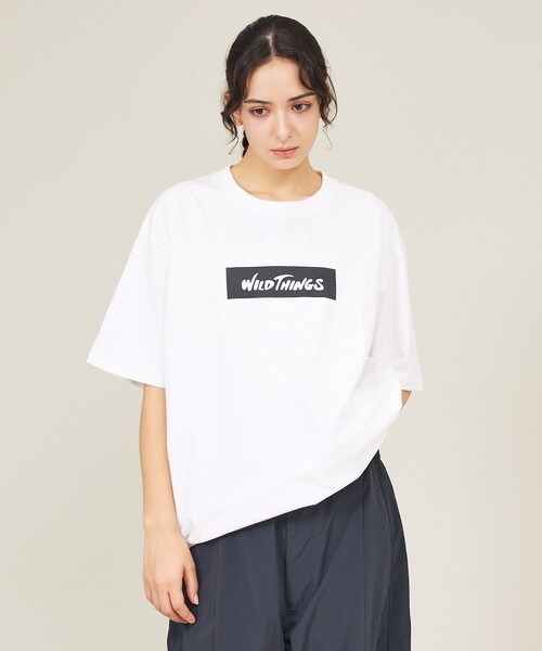 WILD THINGS(ワイルドシングス)の「【WILDTHINGS / ワイルドシングス】BOX LOGO TEE / ボックスロゴTシャツ(半袖・ユニセックス)WT26055K(Tシャツ/カットソー・メンズ・ブラック/カーキ/ネイビー/ホワイト・M/L)」の1枚目の写真