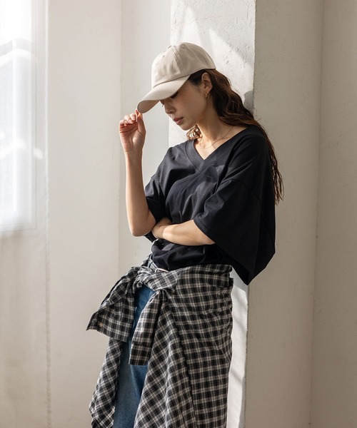 VitaFelice(ヴィータフェリーチェ)の「Vネック オーバーサイズトップス(Tシャツ/カットソー・レディース・ホワイト/チャコールグレー/ブラック・FREE)」の2枚目の写真