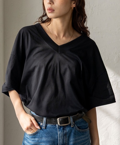 VitaFelice(ヴィータフェリーチェ)の「Vネック オーバーサイズトップス(Tシャツ/カットソー・レディース・ホワイト/チャコールグレー/ブラック・FREE)」の4枚目の写真