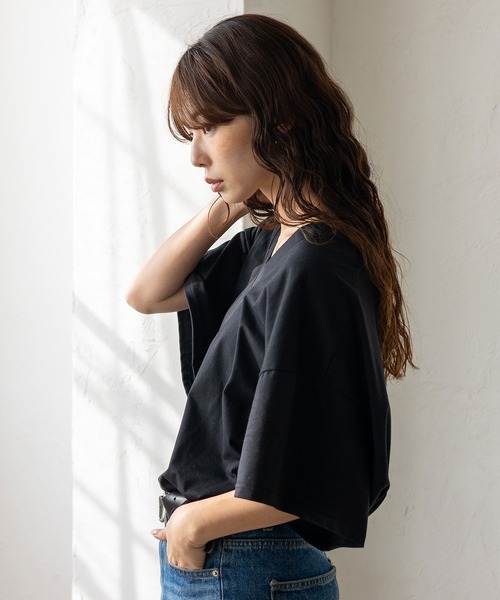 VitaFelice(ヴィータフェリーチェ)の「Vネック オーバーサイズトップス(Tシャツ/カットソー・レディース・ホワイト/チャコールグレー/ブラック・FREE)」の5枚目の写真
