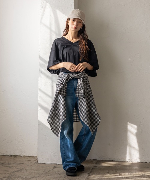 VitaFelice(ヴィータフェリーチェ)の「Vネック オーバーサイズトップス(Tシャツ/カットソー・レディース・ホワイト/チャコールグレー/ブラック・FREE)」の13枚目の写真