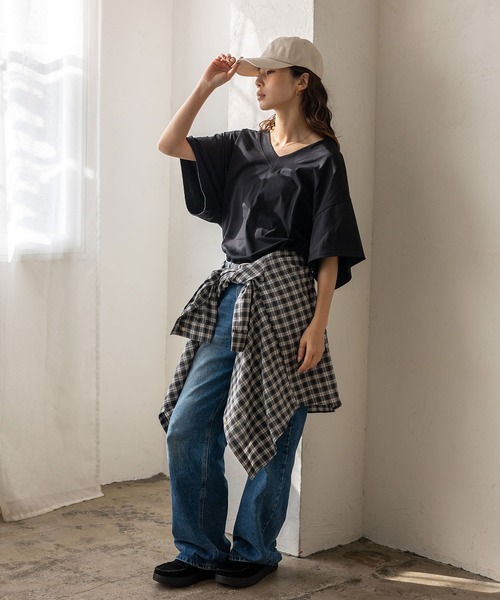 VitaFelice(ヴィータフェリーチェ)の「Vネック オーバーサイズトップス(Tシャツ/カットソー・レディース・ホワイト/チャコールグレー/ブラック・FREE)」の16枚目の写真