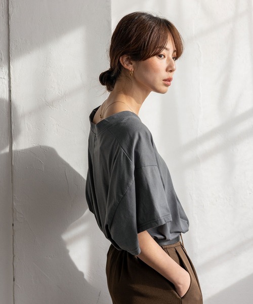 VitaFelice(ヴィータフェリーチェ)の「Vネック オーバーサイズトップス(Tシャツ/カットソー・レディース・ホワイト/チャコールグレー/ブラック・FREE)」の6枚目の写真
