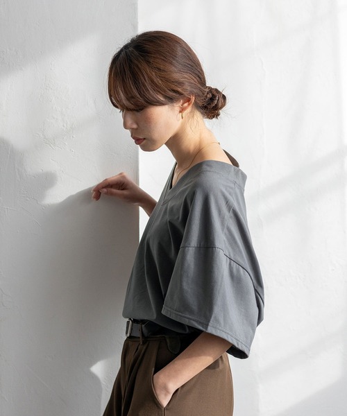 VitaFelice(ヴィータフェリーチェ)の「Vネック オーバーサイズトップス(Tシャツ/カットソー・レディース・ホワイト/チャコールグレー/ブラック・FREE)」の21枚目の写真