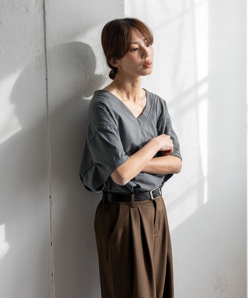 VitaFelice(ヴィータフェリーチェ)の「Vネック オーバーサイズトップス(Tシャツ/カットソー・レディース・ホワイト/チャコールグレー/ブラック・FREE)」の22枚目の写真