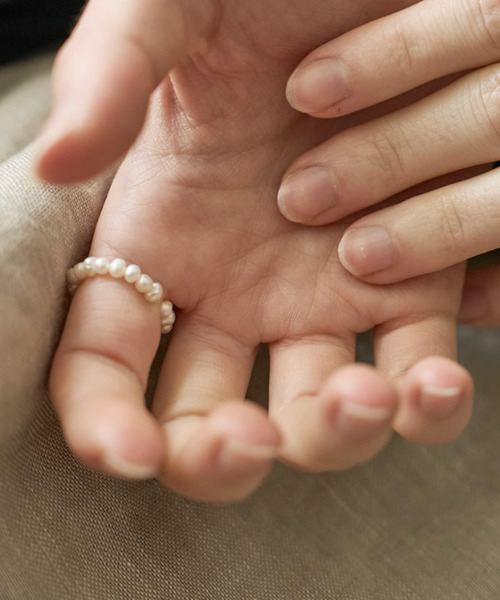 A BIT MOR（アビットモア）の「PEARL RINGS（リング・レディース・レッド/ホワイト/ライトホワイト/ブラック・FREE）」の6枚目の写真