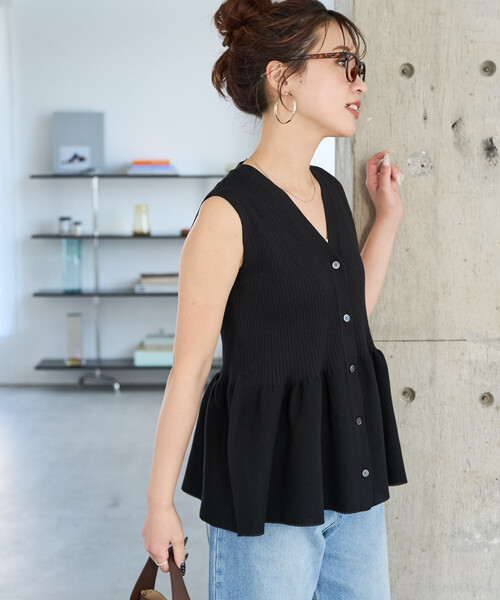 FREAK'S STORE(フリークスストア)の「限定展開 サマーニット ペプラム ノースリーブ ボタン ベスト(ベスト・レディース・ナチュラル/サックスブルー/ブラック/ネイビー/ベージュ・フリ-)」の20枚目の写真