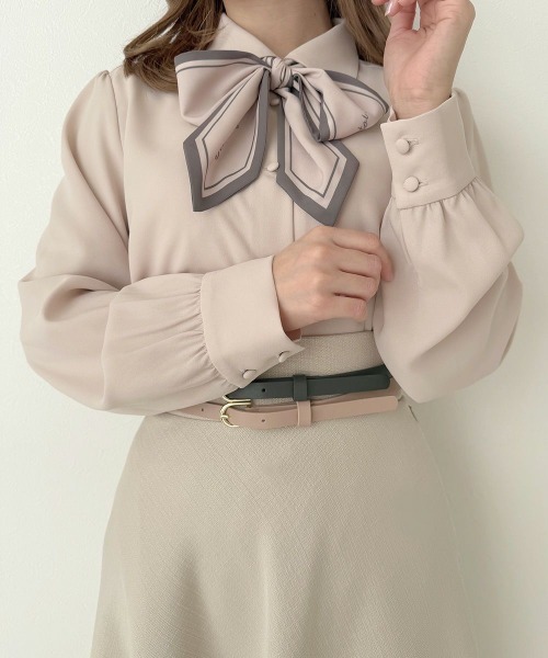 an another angelus(アンアナザーアンジェラス)の「ロゴスカーフリボン付きシャツ(シャツ/ブラウス・レディース・ピンクベージュ/アイボリー・FREE)」の8枚目の写真