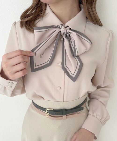 an another angelus(アンアナザーアンジェラス)の「ロゴスカーフリボン付きシャツ(シャツ/ブラウス・レディース・ピンクベージュ/アイボリー・FREE)」の9枚目の写真