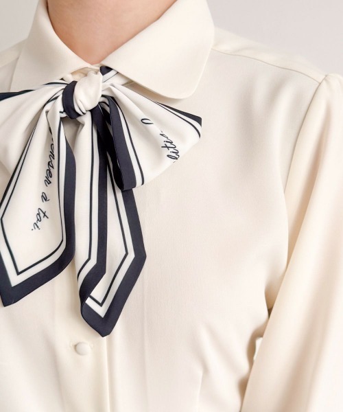 an another angelus(アンアナザーアンジェラス)の「ロゴスカーフリボン付きシャツ(シャツ/ブラウス・レディース・ピンクベージュ/アイボリー・FREE)」の4枚目の写真