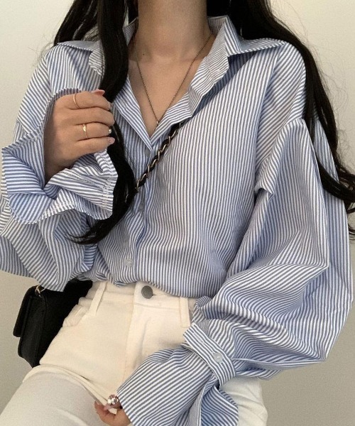 SallyLunn(サリーラン)の「ボリューム袖ストライプシャツ(シャツ/ブラウス・レディース・ブラック/ブルー・LARGE/MEDIUM)」の2枚目の写真