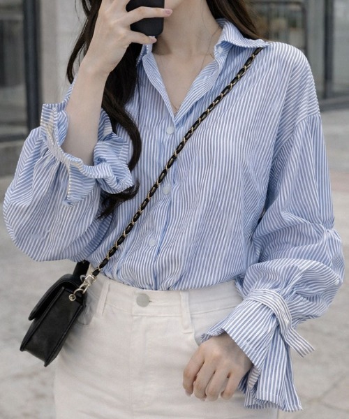 SallyLunn(サリーラン)の「ボリューム袖ストライプシャツ(シャツ/ブラウス・レディース・ブラック/ブルー・LARGE/MEDIUM)」の4枚目の写真