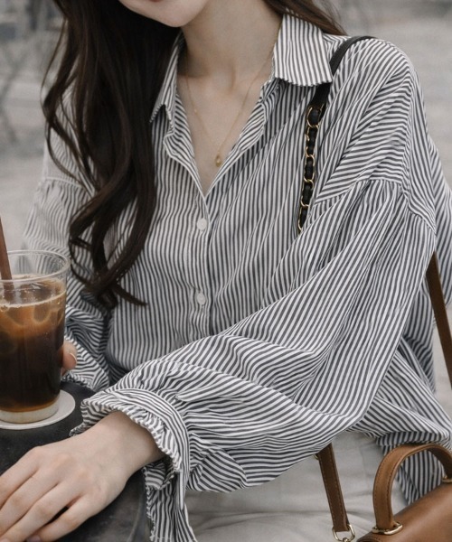 SallyLunn(サリーラン)の「ボリューム袖ストライプシャツ(シャツ/ブラウス・レディース・ブラック/ブルー・LARGE/MEDIUM)」の8枚目の写真