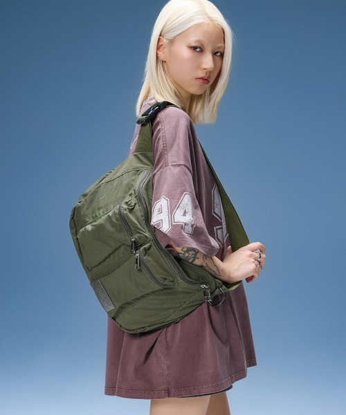 X-girl(エックスガール)の「METAL PLATE SHOULDER BAG(ショルダーバッグ・レディース・ブラック/オリーブ・ONE SIZE)」の3枚目の写真