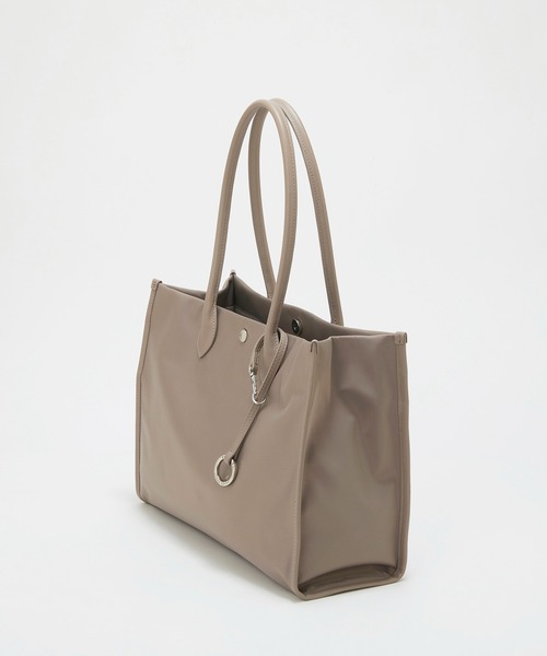 Breath TOPKAPI（ブレストプカピ）の「【Breath TOPKAPI】PRIM プリム ナイロン スクエア トートバッグ チャーム付き　A4/ 軽量（トートバッグ・レディース・ブラック/グレイッシュベージュ・FREE）」の6枚目の写真