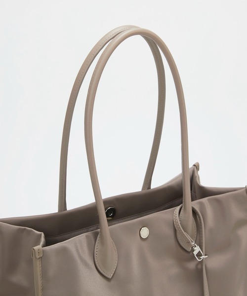 Breath TOPKAPI（ブレストプカピ）の「【Breath TOPKAPI】PRIM プリム ナイロン スクエア トートバッグ チャーム付き　A4/ 軽量（トートバッグ・レディース・ブラック/グレイッシュベージュ・FREE）」の11枚目の写真