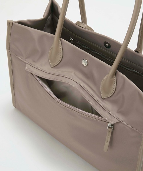 Breath TOPKAPI（ブレストプカピ）の「【Breath TOPKAPI】PRIM プリム ナイロン スクエア トートバッグ チャーム付き　A4/ 軽量（トートバッグ・レディース・ブラック/グレイッシュベージュ・FREE）」の14枚目の写真