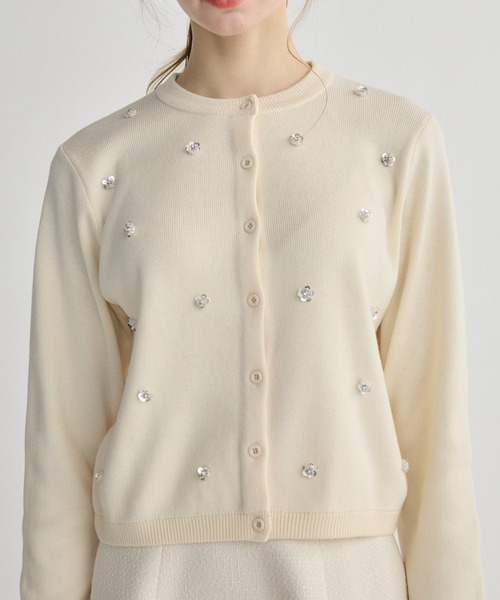 BIRTHDAY BASH(バースデイバッシュ)の「FLOWER BIJOU CREW NECK CARDIGAN(フラワージュークリューネックカーディガン)(カーディガン/ボレロ・レディース・アイボリー/グレー/ミント・FREE)」の2枚目の写真