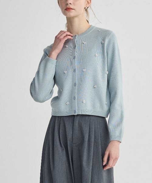 BIRTHDAY BASH(バースデイバッシュ)の「FLOWER BIJOU CREW NECK CARDIGAN(フラワージュークリューネックカーディガン)(カーディガン/ボレロ・レディース・アイボリー/グレー/ミント・FREE)」の1枚目の写真
