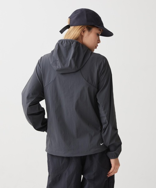 ACG（エィシージー）の「ナイキ オールコンディションギア "Five Towers" ウィメンズ UVプロテクション ジャケット / Nike ACG "Five Towers" Women's UV Protection Jacket II1329-010 Anthracite（ナイロンジャケット・レディース・スミクロ・XL/S/M/L/XS）」の2枚目の写真
