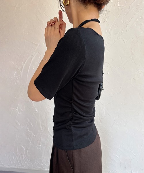 junoah（ジュノア）の「ホルターネックカットリブトップス（Tシャツ/カットソー・レディース・ブラック/チャコール/ホワイト・LARGE/MEDIUM/SMALL）」の6枚目の写真