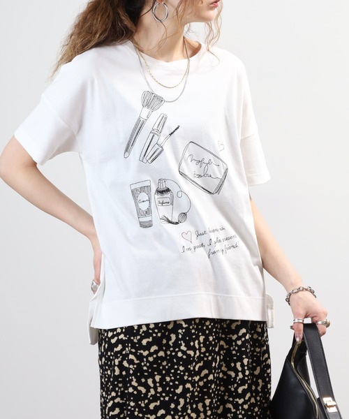 EGLANTINE(エグランティーヌ)の「EGLANTINE コスメ柄刺繍半袖Tシャツ 日本製 ローズペトール(Tシャツ/カットソー・レディース・オフホワイト/グリーン・38)」の1枚目の写真