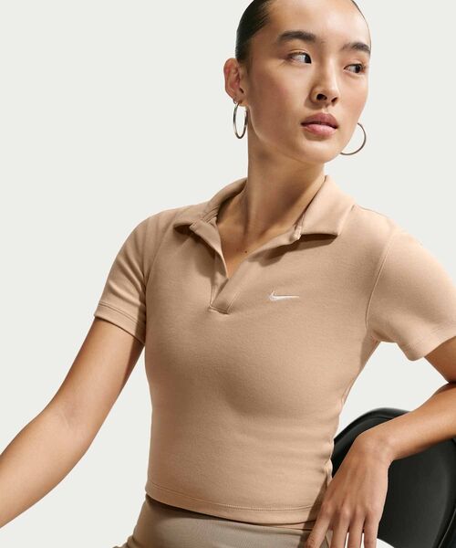 NIKE（ナイキ）の「ナイキ スポーツウェア エッセンシャル ウィメンズ ショートスリーブ ポロ トップ / Nike Sportswear Essential Women's Short-Sleeve Polo Top DV7885-286 Linen（ポロシャツ・レディース・カーキ系・L/XS/M/XL/S）」の3枚目の写真
