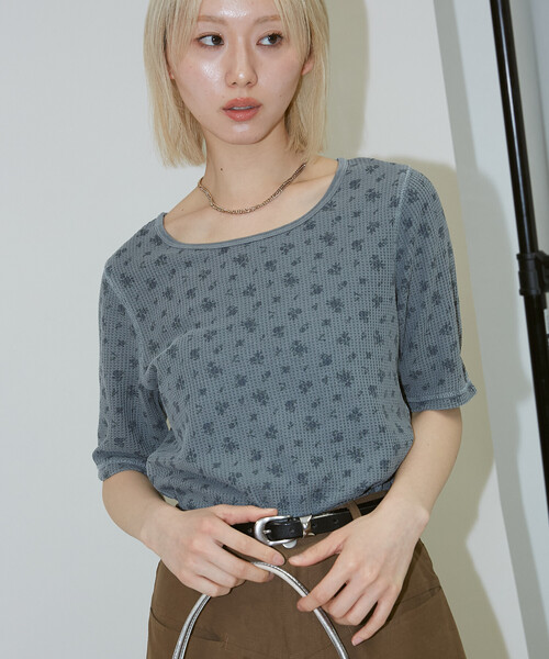 JEMORGAN(ジェーイーモーガン)の「JEMORGAN/ジェーイーモーガン ワッフル フラワー ハーフスリーブ プルオーバー 限定展開(Tシャツ/カットソー・レディース・イエロー/ブルー/グレー・フリ-)」の1枚目の写真