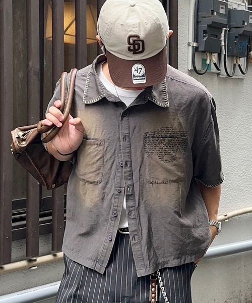 MandO（エムオー）（エムオー）の「ヴィンテージ加工ドッグロゴステッチシャツ（シャツ/ブラウス・メンズ・チャコールグレー/ブラウン/ブラック・LARGE/MEDIUM）」の2枚目の写真
