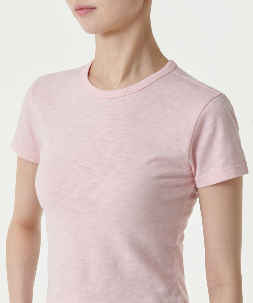 MUSINSA STANDARD WOMAN（ムシンサスタンダードウーマン）の「ウィメンズスラブスリムクロップクルーネックTシャツ[ベイビーピンク]（Tシャツ/カットソー・レディース・その他・SMALL/X-SMALL/MEDIUM/LARGE）」の4枚目の写真