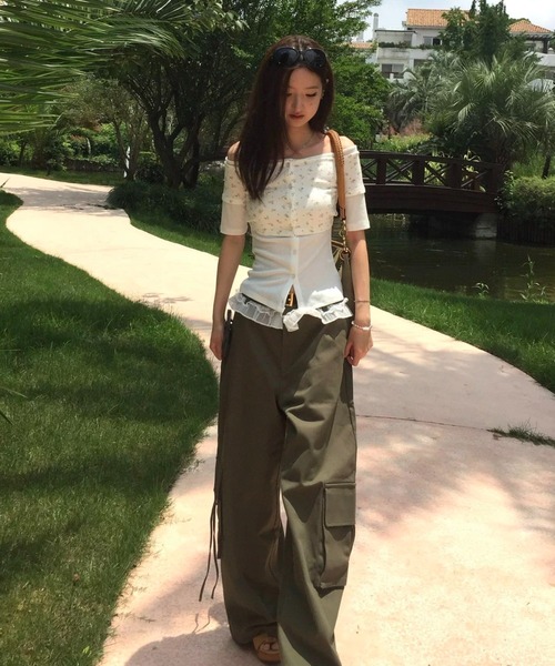 Vipoa(ヴィポア)の「フラワー柄レイヤードオフショルトップス(Tシャツ/カットソー・レディース・ホワイト・FREE)」の7枚目の写真