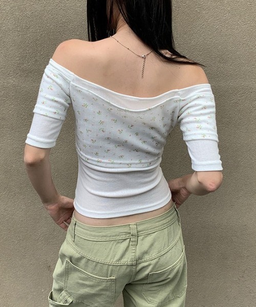 Vipoa(ヴィポア)の「フラワー柄レイヤードオフショルトップス(Tシャツ/カットソー・レディース・ホワイト・FREE)」の4枚目の写真